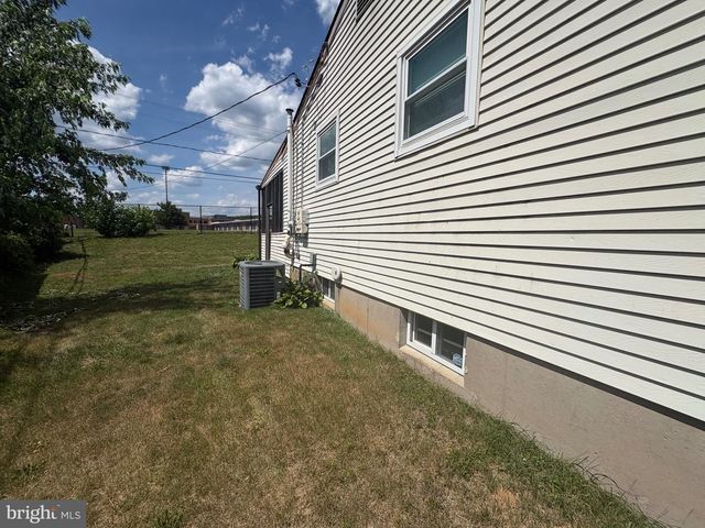 302 BREWSTER DR, Newark, DE 19711