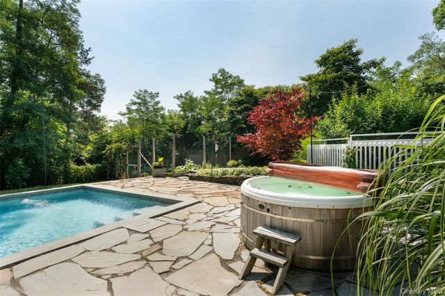 20A Oceanview Road, Hampton Bays, NY 11968