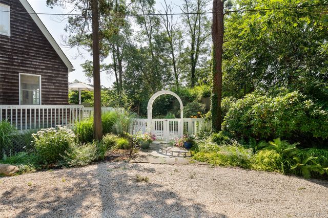 20A Oceanview Road, Hampton Bays, NY 11968