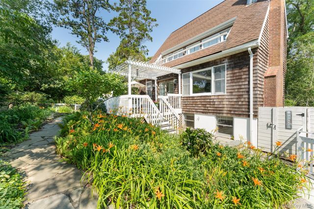 20A Oceanview Road, Hampton Bays, NY 11968
