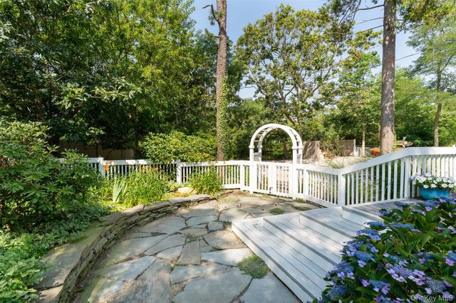 20A Oceanview Road, Hampton Bays, NY 11968