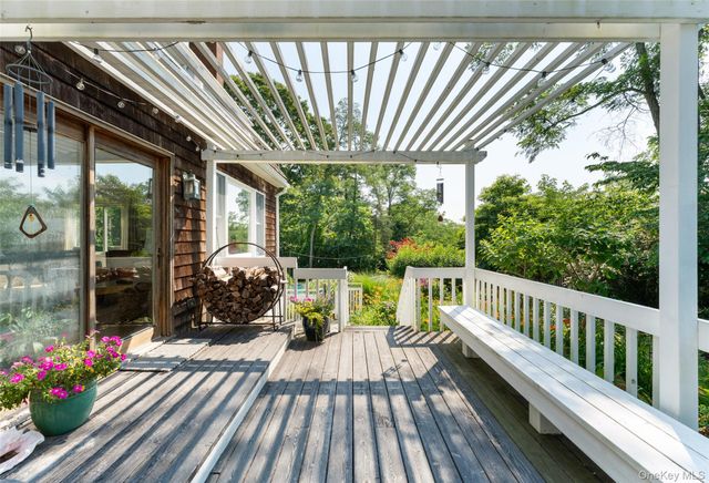 20A Oceanview Road, Hampton Bays, NY 11968