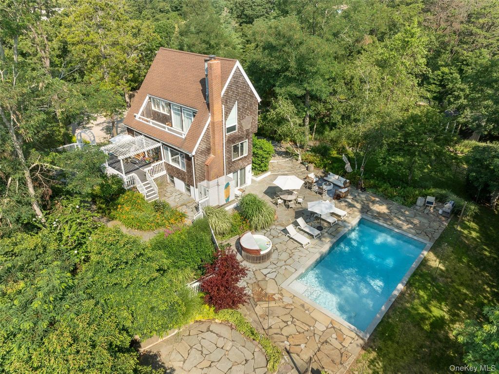 20A Oceanview Road, Hampton Bays, NY 11968
