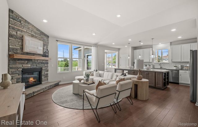 55769 Oak Pointe Drive, Shelby Charter Township, MI 48315