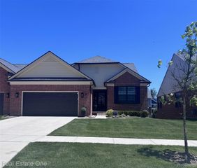 55769 Oak Pointe Drive, Shelby Charter Township, MI 48315