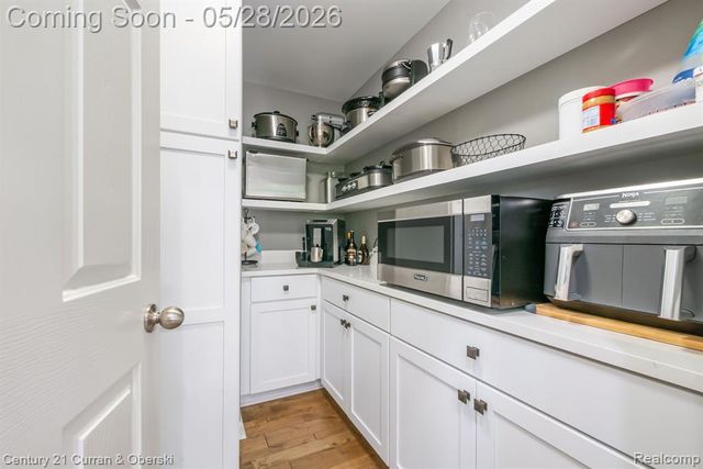 23498 Prescott Lane W, South Lyon, MI 48178