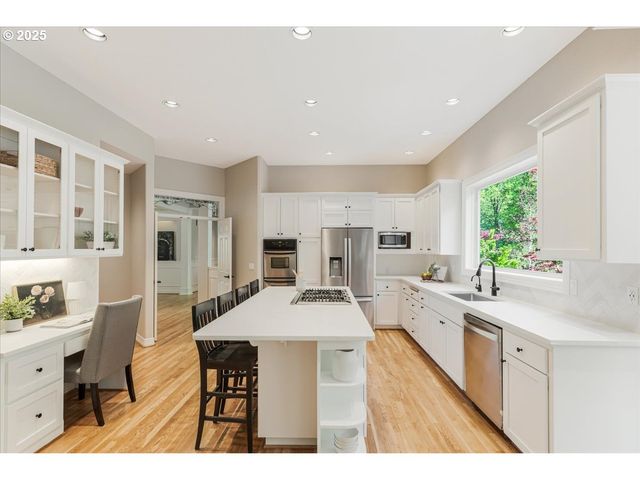 3430 BARRINGTON Dr, West Linn, OR 97068