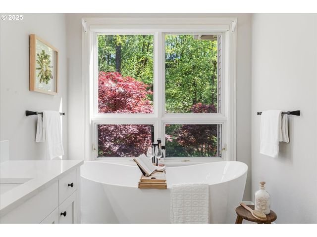 3430 BARRINGTON Dr, West Linn, OR 97068