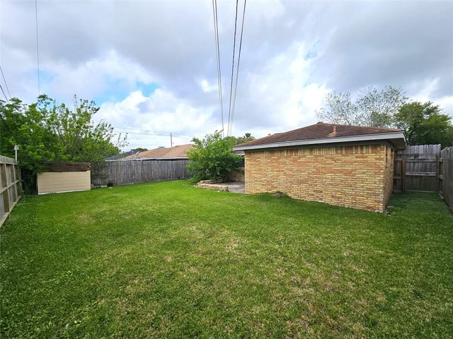 2421 16th Avenue N, Texas City, TX 77590