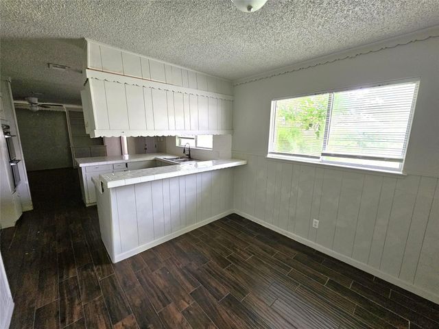 2421 16th Avenue N, Texas City, TX 77590