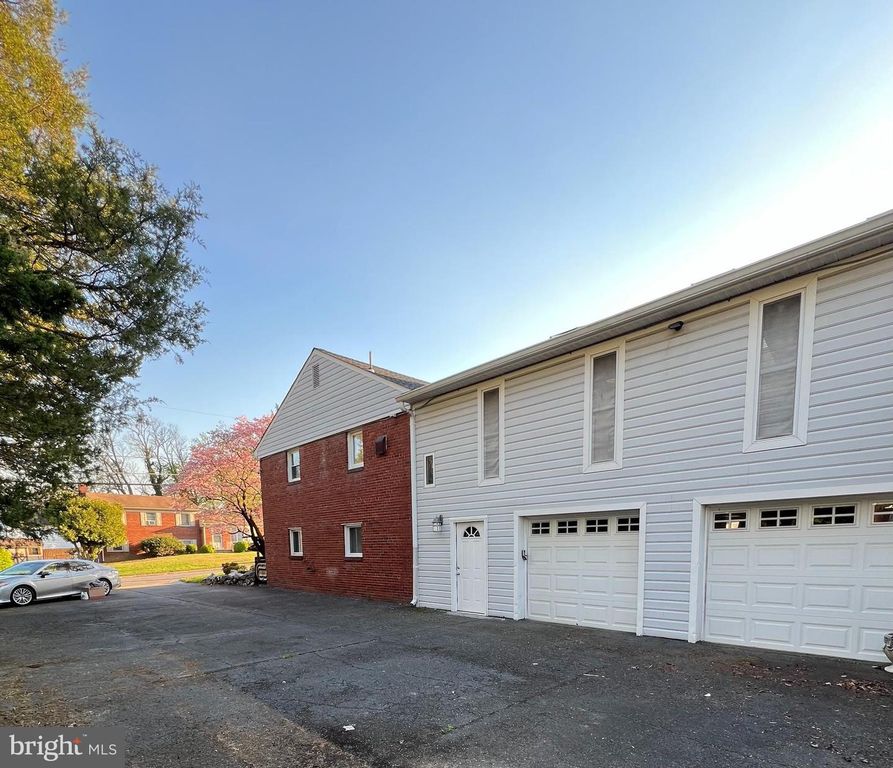 Image 2 of property listing at 6006 BEDFORD LN, Clinton, MD 20735