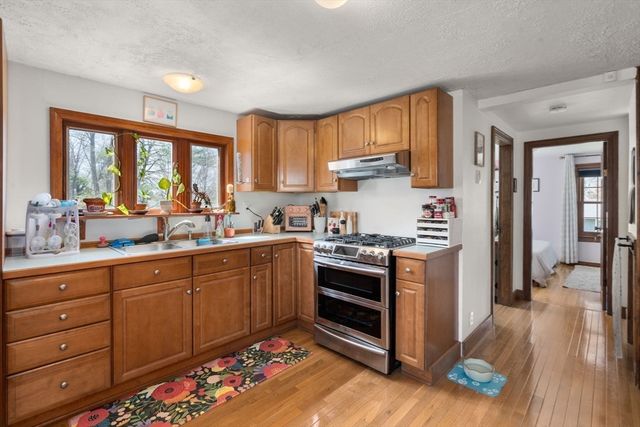 31 W Division St, Holbrook, MA 02343