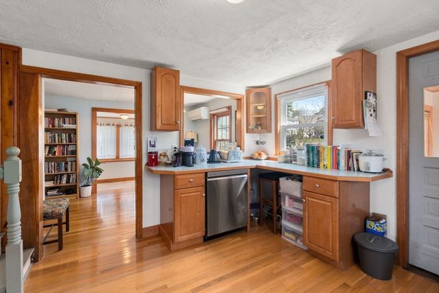 31 W Division St, Holbrook, MA 02343