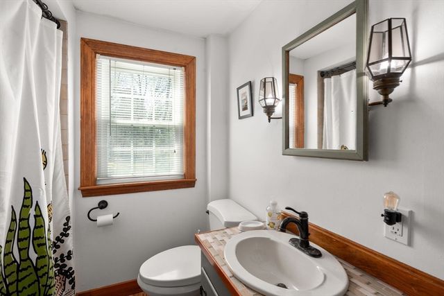 31 W Division St, Holbrook, MA 02343