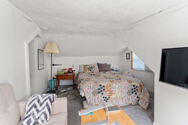 31 W Division St, Holbrook, MA 02343