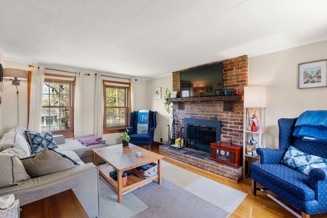 31 W Division St, Holbrook, MA 02343