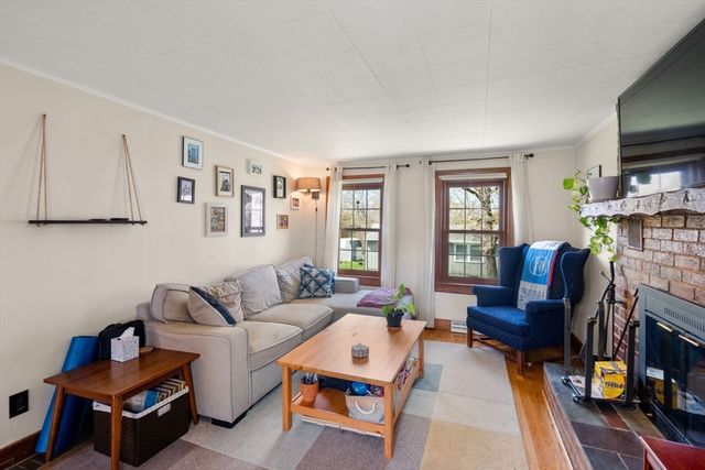 31 W Division St, Holbrook, MA 02343