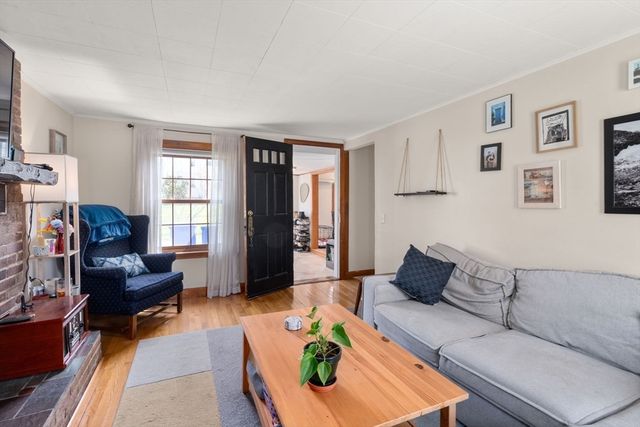 31 W Division St, Holbrook, MA 02343