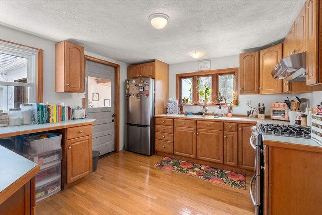 31 W Division St, Holbrook, MA 02343