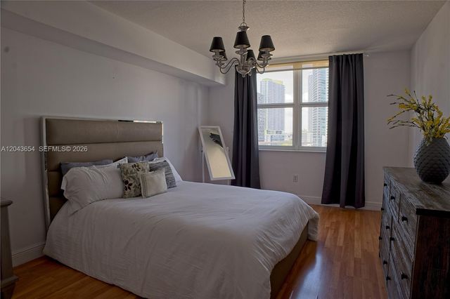 31 SE 5th 1203, Miami, FL 33131