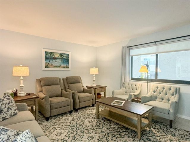 788 Park Shore DR # D27, Naples, FL 34103