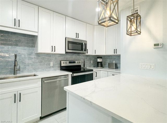 788 Park Shore DR # D27, Naples, FL 34103