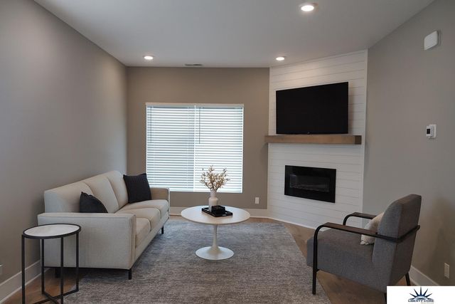 1915 Dahlman Rows Plaza, Omaha, NE 68108