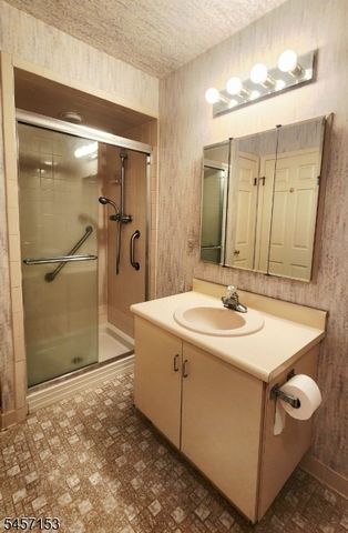 51 Peach Hill Ct, Ramsey Boro, NJ 07446