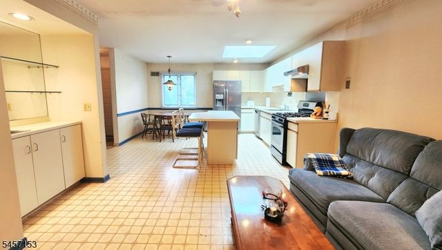 51 Peach Hill Ct, Ramsey Boro, NJ 07446