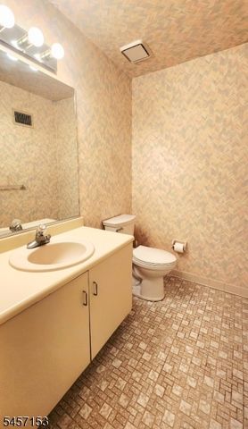 51 Peach Hill Ct, Ramsey Boro, NJ 07446