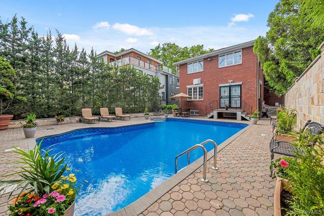 4 Point Crescent, Whitestone, NY 11357