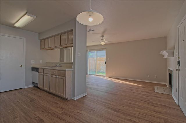 2211 Creekside LN B, Georgetown, TX 78626