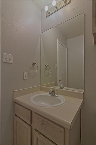 2211 Creekside LN B, Georgetown, TX 78626