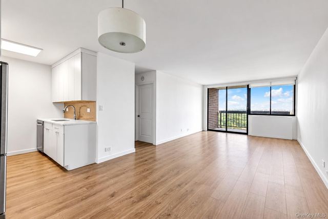 2 Bay Club Drive 20-O, Bayside, NY 11360
