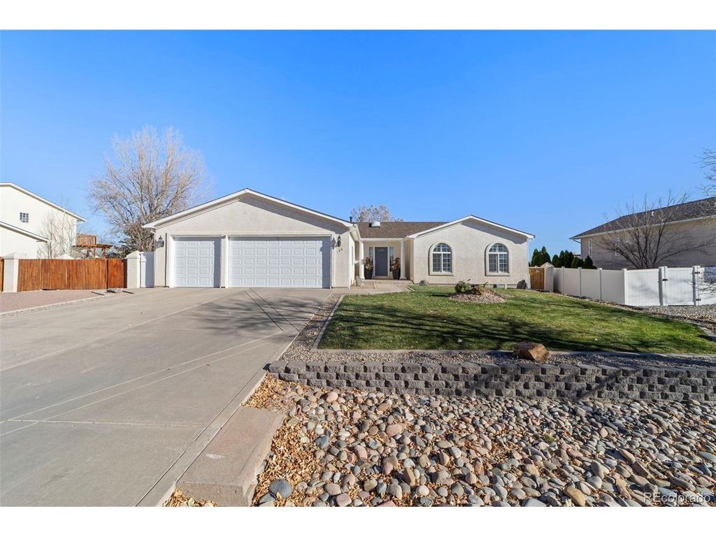 190 S Circle Dr, Pueblo, CO 81007