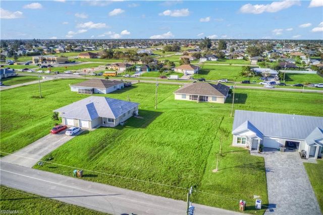 833 NE 15th LN, Cape Coral, FL 33909