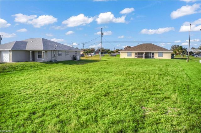 833 NE 15th LN, Cape Coral, FL 33909