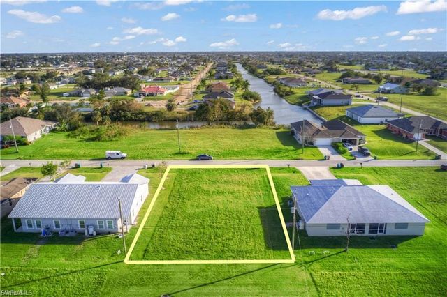 833 NE 15th LN, Cape Coral, FL 33909