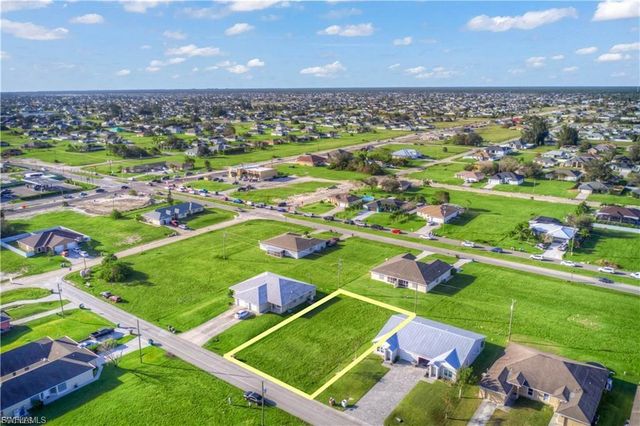 833 NE 15th LN, Cape Coral, FL 33909