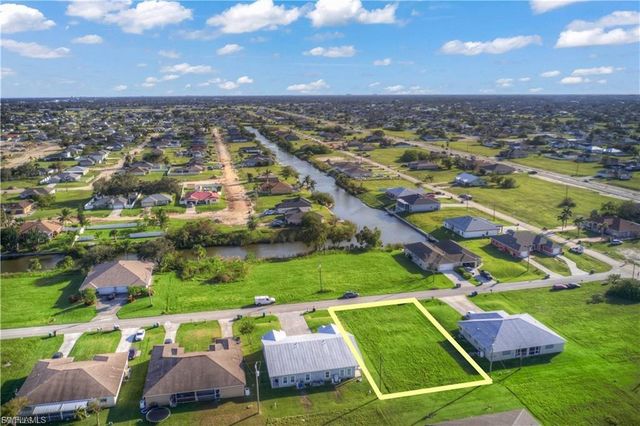 833 NE 15th LN, Cape Coral, FL 33909