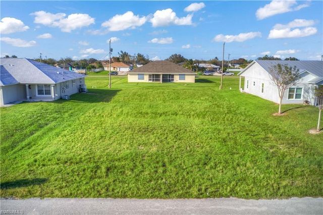 833 NE 15th LN, Cape Coral, FL 33909