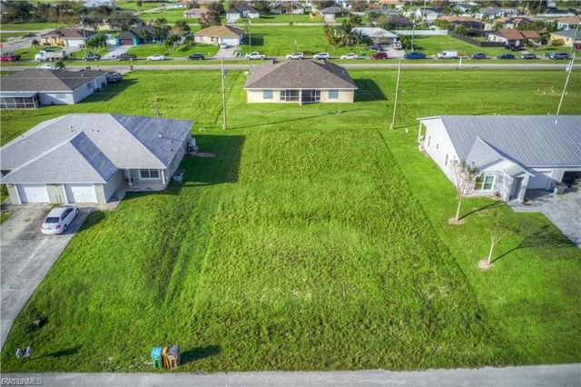 833 NE 15th LN, Cape Coral, FL 33909