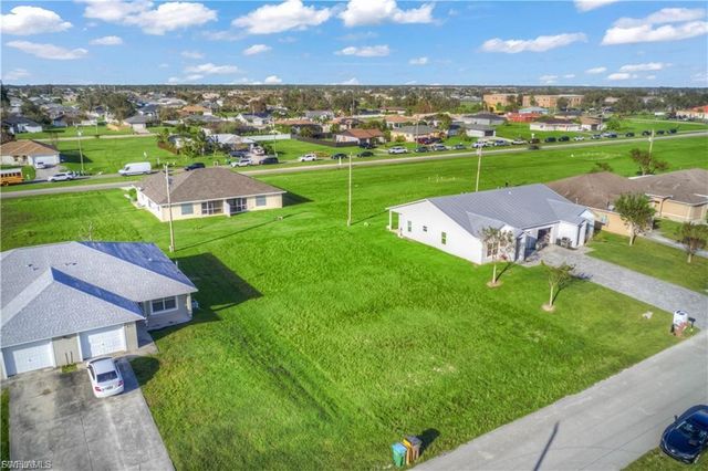 833 NE 15th LN, Cape Coral, FL 33909