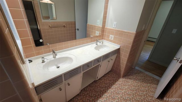 45502 Klingkammer Street, Utica, MI 48317