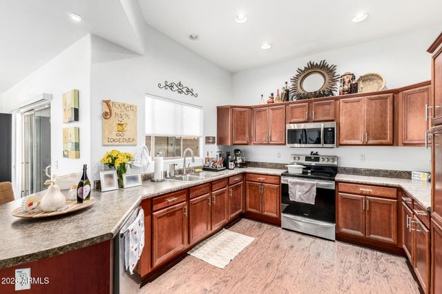 8018 W BECK Lane, Peoria, AZ 85382