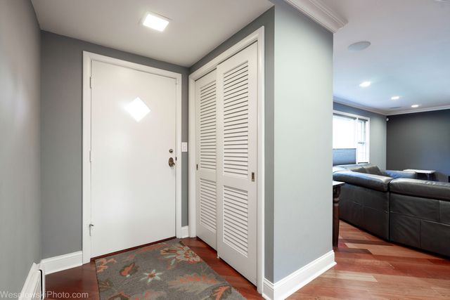 6400 N KNOX Avenue, Lincolnwood, IL 60712