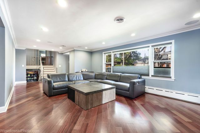 6400 N KNOX Avenue, Lincolnwood, IL 60712