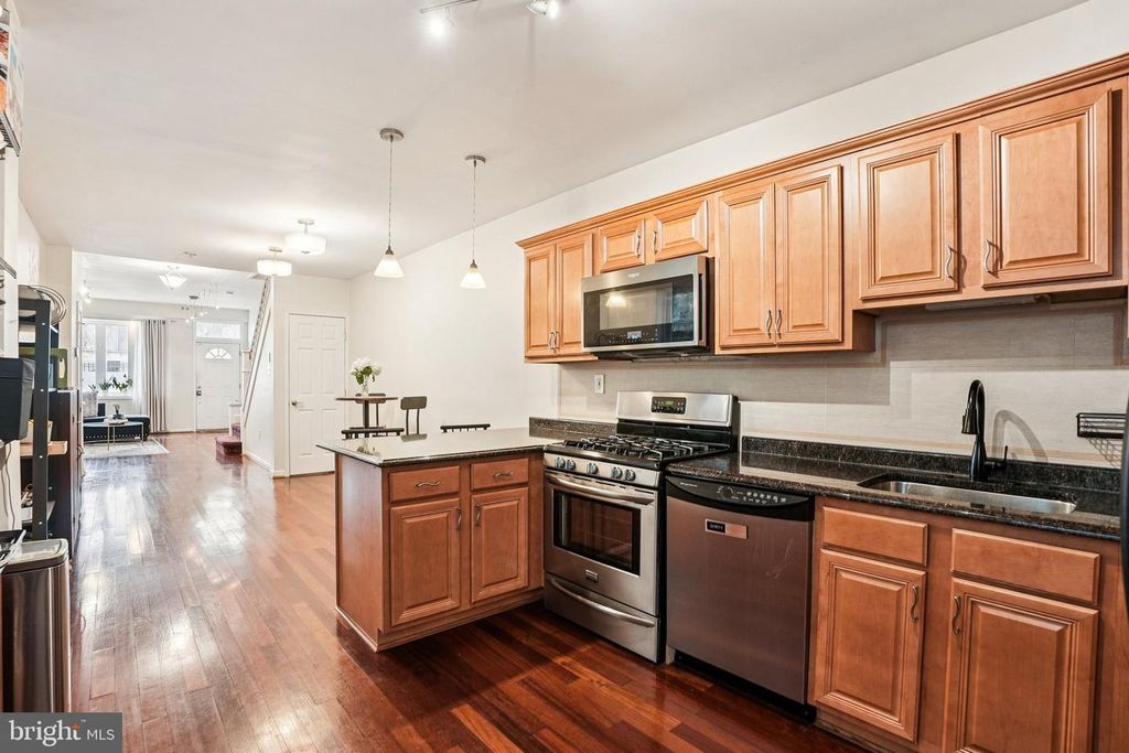 Image 11 of property listing at 927 S 13TH ST, Philadelphia, PA 19147