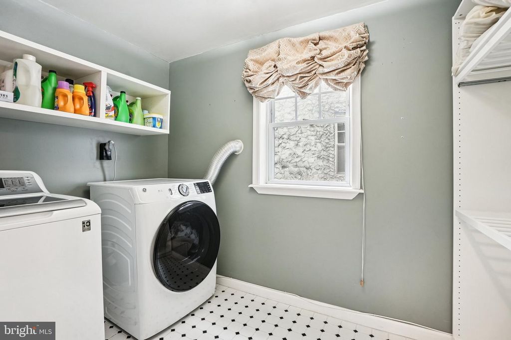 Image 17 of property listing at 927 S 13TH ST, Philadelphia, PA 19147