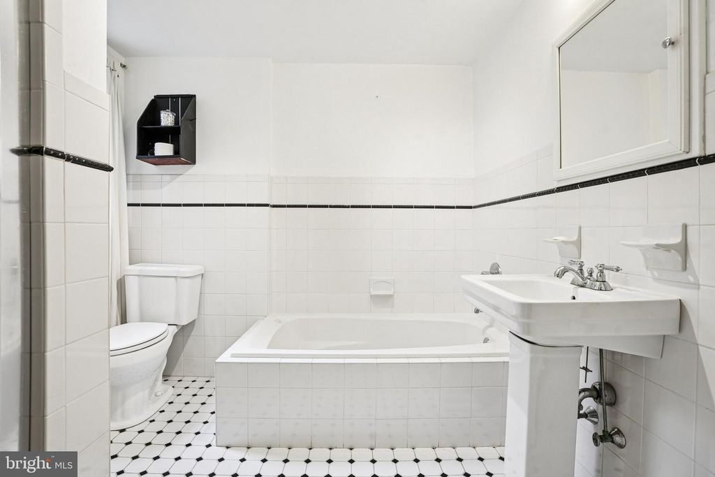 Image 18 of property listing at 927 S 13TH ST, Philadelphia, PA 19147